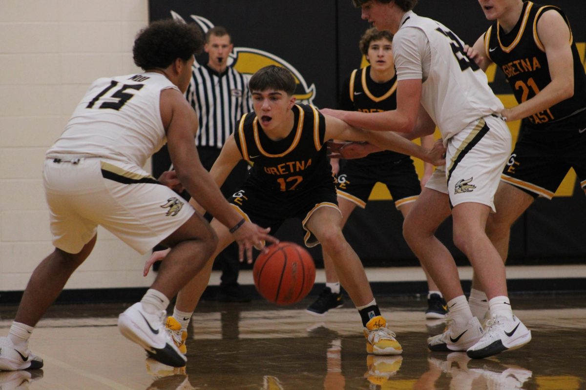 Fighting through the ball-screen, Beck Hovie (10) forces the ball handler into help side defense.